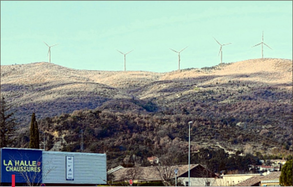 Photomontage de la vue des 5 éoliennnes sur la crête du Pas de Peipin, depuis la zone d'activités.