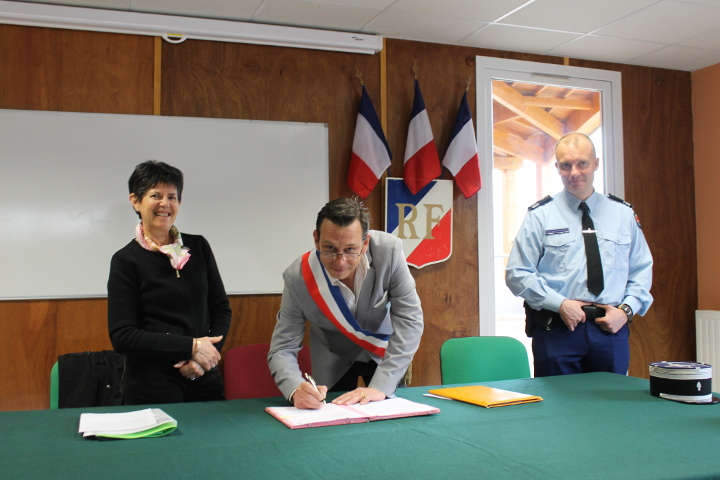  La sous-préfète Fabienne Ellul, le maire Frédéric Dauphin et le Chef d'Escadron Olivier Traulle.  Françoise LATOUR 