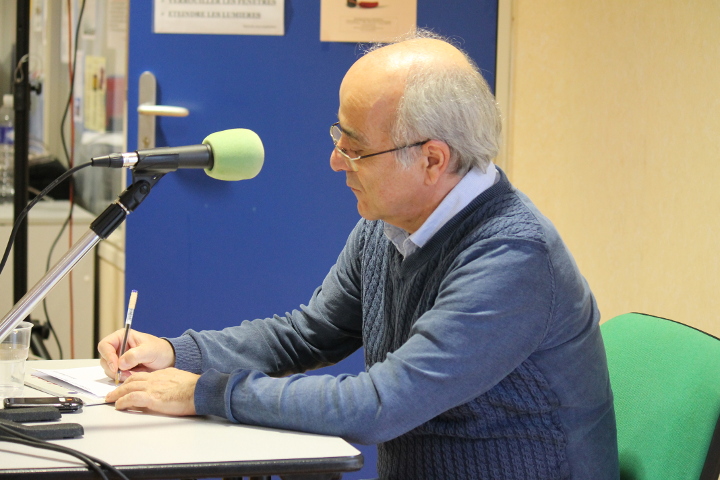 François Malabave très concentré sous la dictée - ©Françoise LATOUR