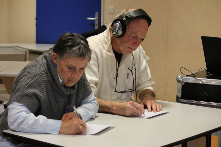 Un casque permet aux personnes malentendantes de participer à la dictée - ©Françoise LATOUR